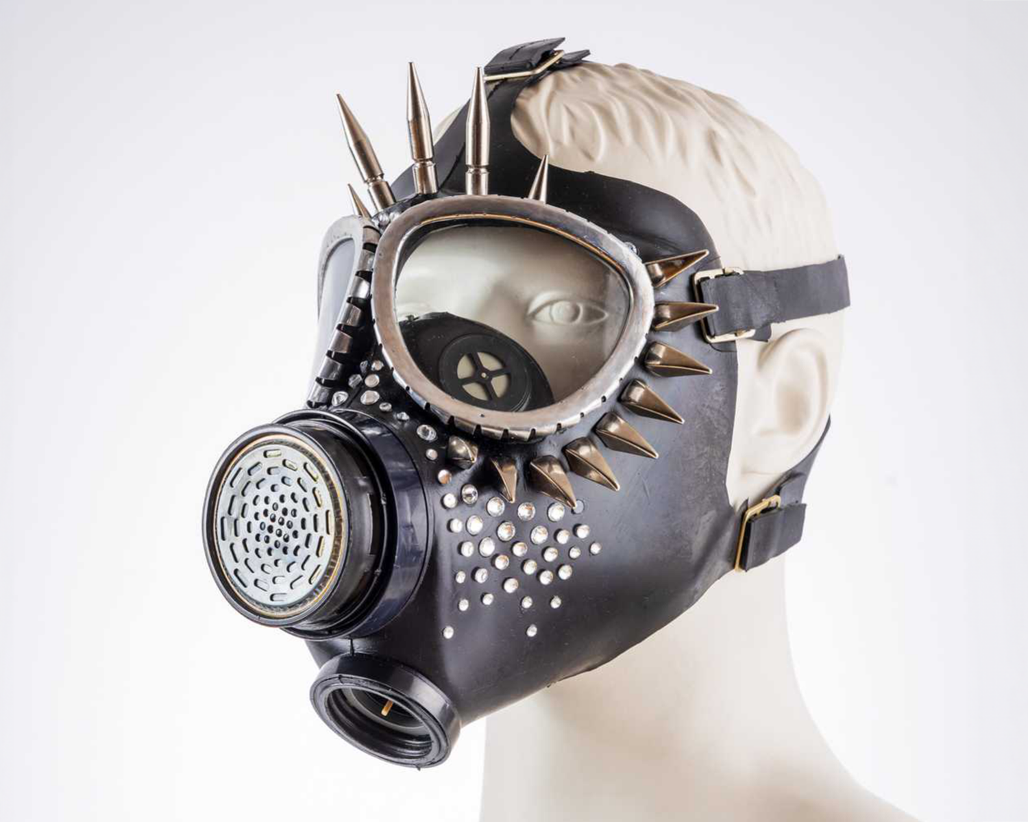 maske_schwarz_spikes_0