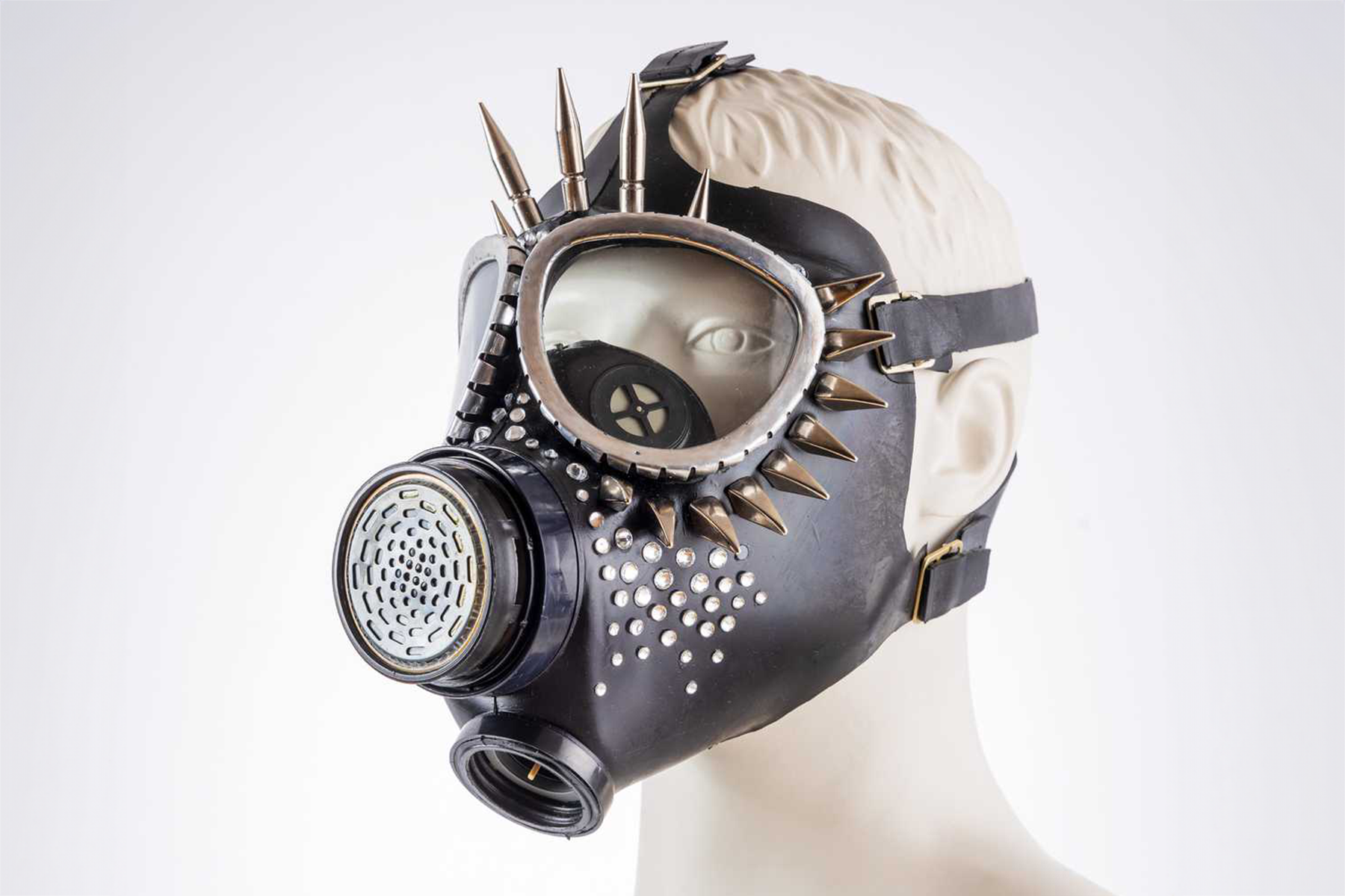 maske_schwarz_spikes_0